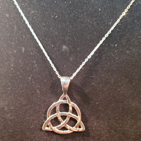 0510. Silver Interwoven ~Triquetra Pendant w/ Radiant Detailing and 18" Chain - Picture 2 of 7